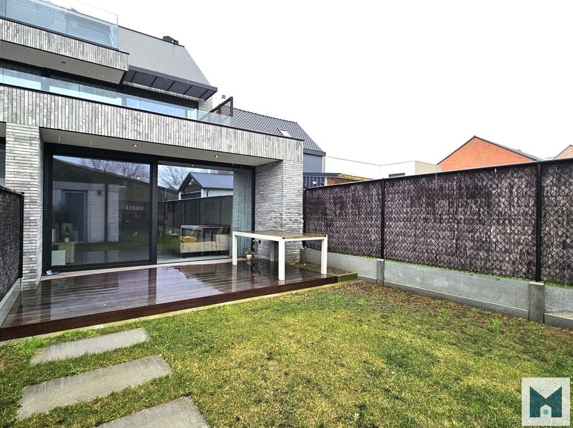 Dit prachtig lichtrijk nieuwbouwappartement is een onderdeel van het zeer moderne en energiezuinige nieuwbouwcomplex "Anne". <br />
Deze is gelegen in