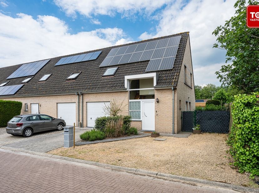 Deze instapklare woning is gelegen aan Doornzele Dries, op wandelafstand van openbaar vervoer, diverse buurtwinkels en een school. Gent-centrum bereik