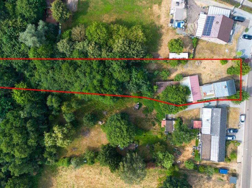 Bent u op zoek naar een woning die u volledig naar eigen smaak kunt renoveren? Dan biedt deze woning op een perceel van 1.656 m² de ideale basis om uw
