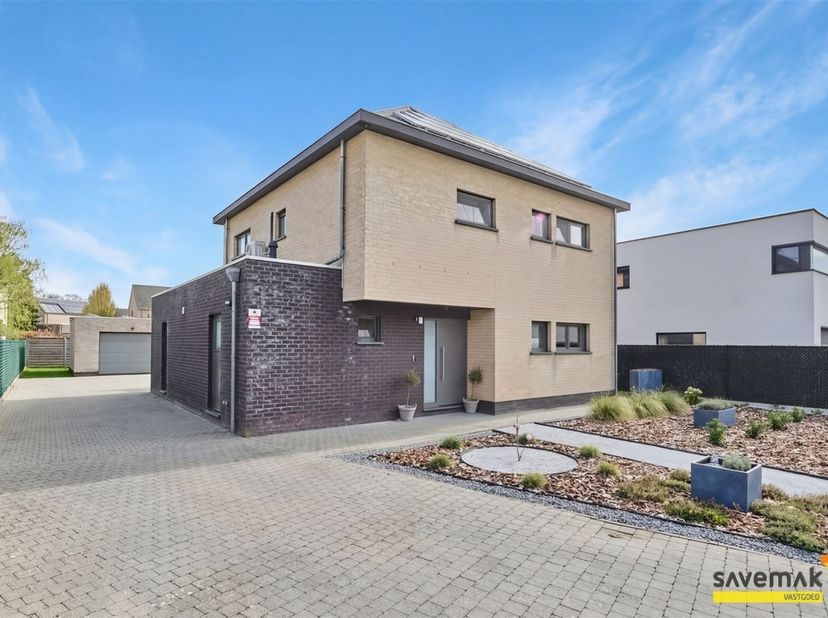 Deze warme thuis staat op u te wachten in hartje Heppen.<br />
<br />
In een warme buurt (doodlopende straat)  voel je je meteen thuis. Winkels en s