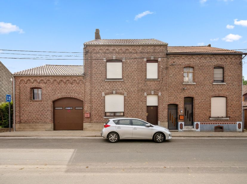 Ruime rijwoning met enorm veel potentieel gelegen in de Kruiskensstraat 36 te Neerwinden (Landen). Deze te renoveren woning beschikt over een bewoonba
