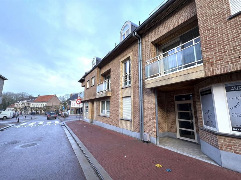 GEZELLIG APPARTEMENT MET GARAGE<br />
Gelegen In het centrum onder de kerktoren pakt dit appartement uit met een aangename gezelligheid en veel licht.