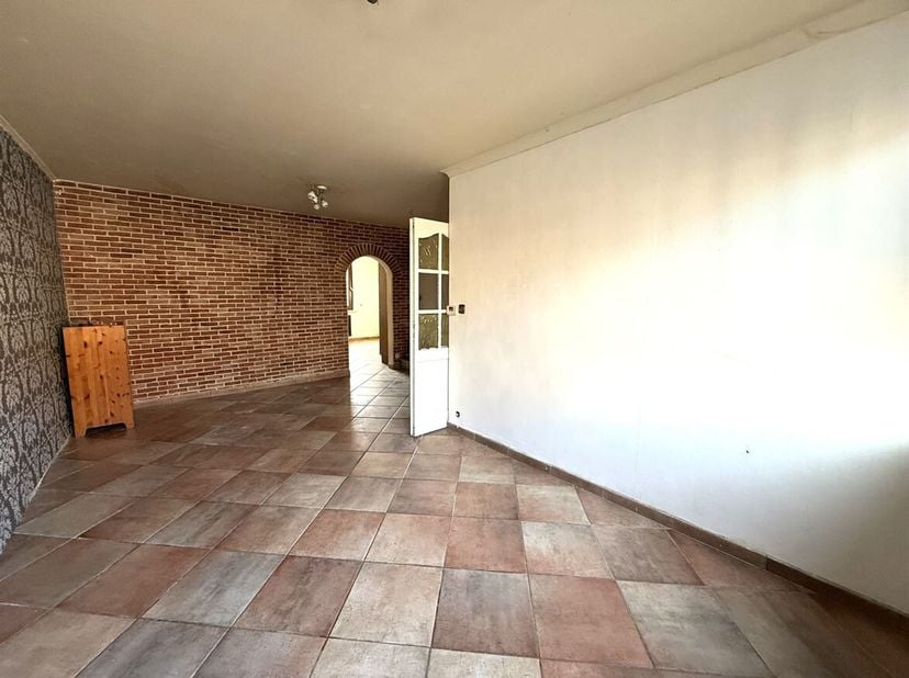 Ligging: Gelegen op een centrale locatie in Deurne, nabij winkels en openbaar vervoer vindt u deze woning met verrassend veel ruimte en potentieel. <b