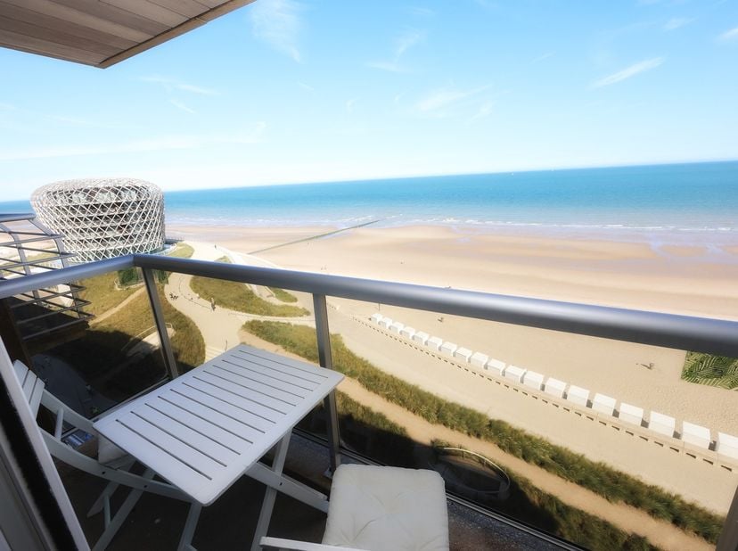 Bent u op zoek naar een instapklare studio aan zee met een uniek uitzicht? Dan is deze charmante studio op de 9de verdieping van Residentie Cintra pre