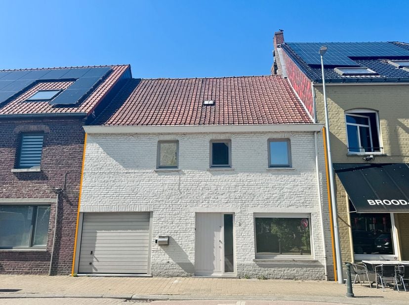 Ruimte, licht en een aangename woonbeleving! Achter deze brede gevel ontdek je een INSTAPKLARE GEZINSWONING met 5 SLAAPKAMERS, fantastische TUIN en GA