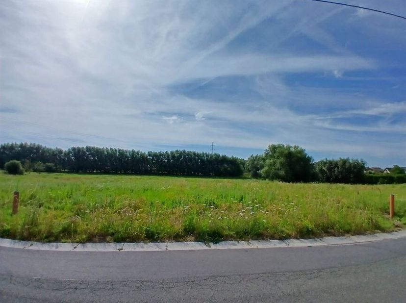 Zoek je een rustig gelegen bouwgrond voor een open bebouwing, op een steenworp van Brussel en midden in een groene omgeving? Dan ben je hier aan het j