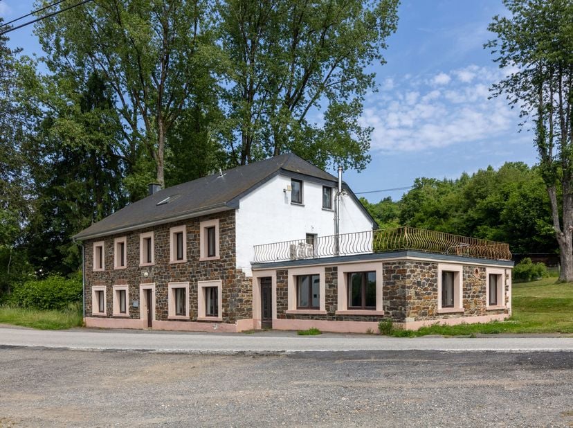 In het gezellige dorpje Heuem (Sankt Vith) vind je deze voormalige herberg, die werd om getoverd tot een gezellig 2e verblijf. Op de gelijkvloerse ver