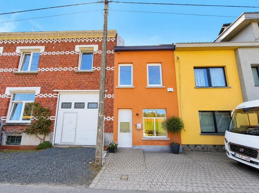 Gerenoveerde woning met 2 kamers, zeer rustig gelegen! Indeling gelijkvloers: inkomhal, woonkamer en open keuken. Op de 1ste verdieping: nachthal, 1 r