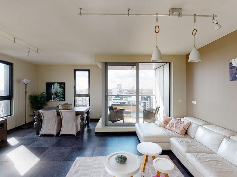 Zonnig en licht appartement in de London Tower gelegen op de 11de verdieping met spectaculair uitzicht op de jachthaven en zuid georiënteerd terras.<b