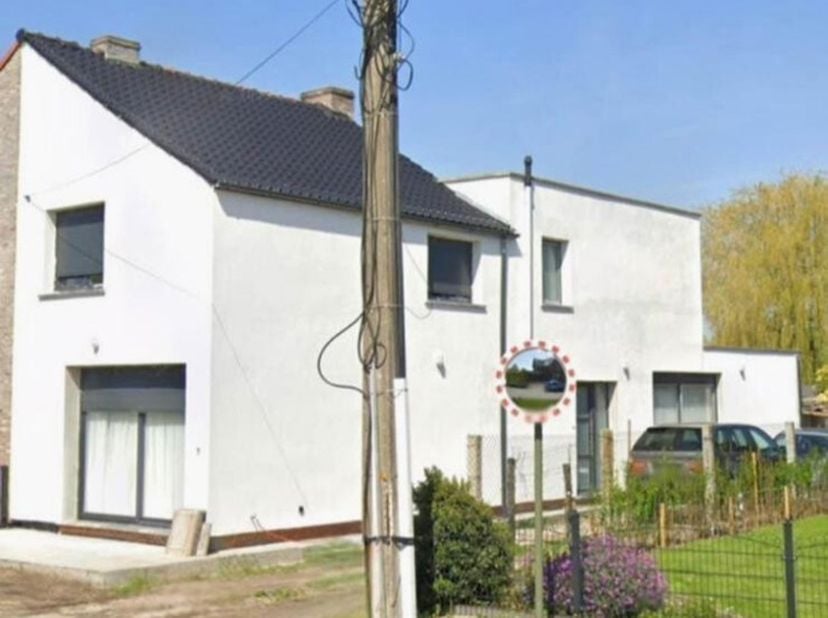 VERNIEUWDE EN ENERGIEZUINIGE HALFOPEN BEBOUWING MET TUIN IN EEN ZEER AANGENAME EN RUSTIGE ZONE VAN LOCHRISTI. In het gezellige Zeveneken, deelgemeente