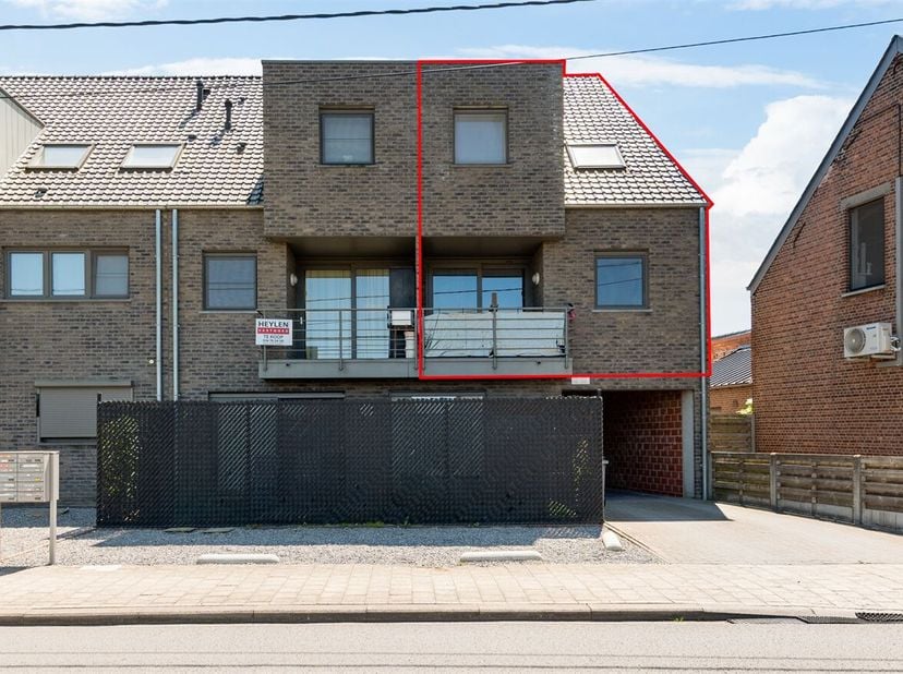 Duplex 2 slaapkamerappartement centrum Geel.<br />
Het appartement bevindt zich op het eerste verdiep.<br />
 De woonkamer met open keuken geniet van