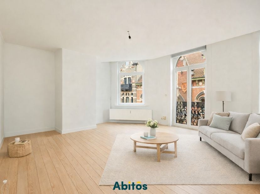 Gelegen in het historische hart van Gent, in de sfeervolle Baudelostraat (15de eeuw), vindt u dit karaktervolle triplex appartement uit 1902. Deze uni