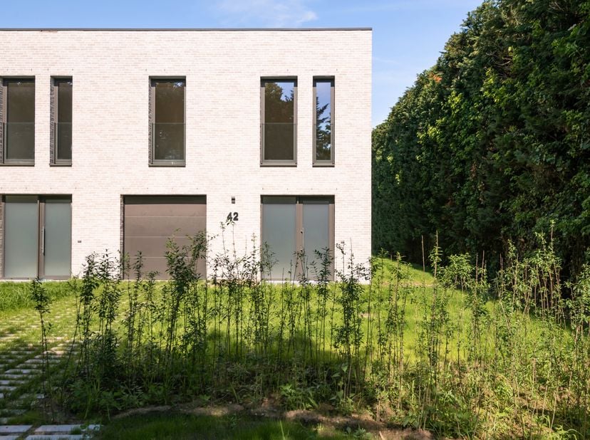 In een rustige en gegeerde buurt van Lier bieden wij deze stijlvolle halfopen nieuwbouwwoning aan. Dankzij de doordachte architectuur, hoogwaardige ma