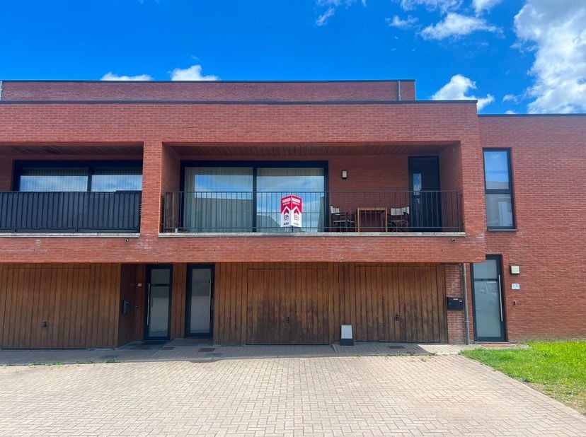 Triplex met 1 slaapkamer, terras, en inpandige garage in het centrum Alken.Voor meer informatie ga naar: https://www.era.be/nl/te-huur/alken/huis/trip