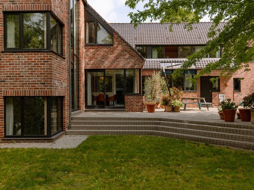 Midden in een groene en residentiële omgeving in Merelbeke bevindt zich deze indrukwekkende villa, discreet gelegen op een uitzonderlijk perceel van m