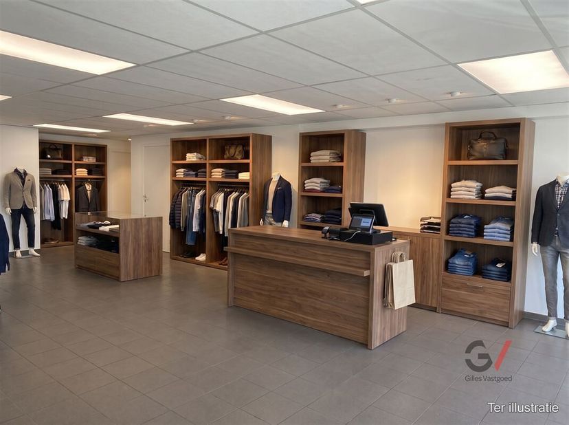 Sur la route de liaison très fréquentée entre Louvain et Malines, cet espace commercial de 250 m² est disponible