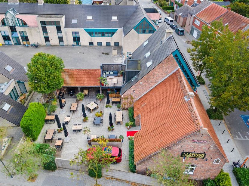 Instapklaar handelspand met ruim buitenterras en bovenliggend duplex appartement<br />
Locatie<br />
Het pand is gelegen aan de Hoveniersstraat 1 en 3