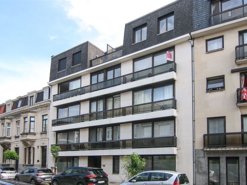 Appartement te koop op een goede ligging in Kortrijk!<br />
Dit appartement is gelegen in de Bloemistenstraat, op een boogscheut van het centrum en h