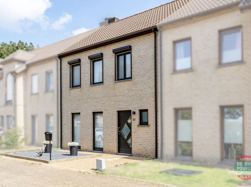 Deze instapklare woning is gelegen in de Gruitstraat 37 te Sint-Andries, in een doodlopende straat aan het park. Hierdoor geniet u voor de deur van ee