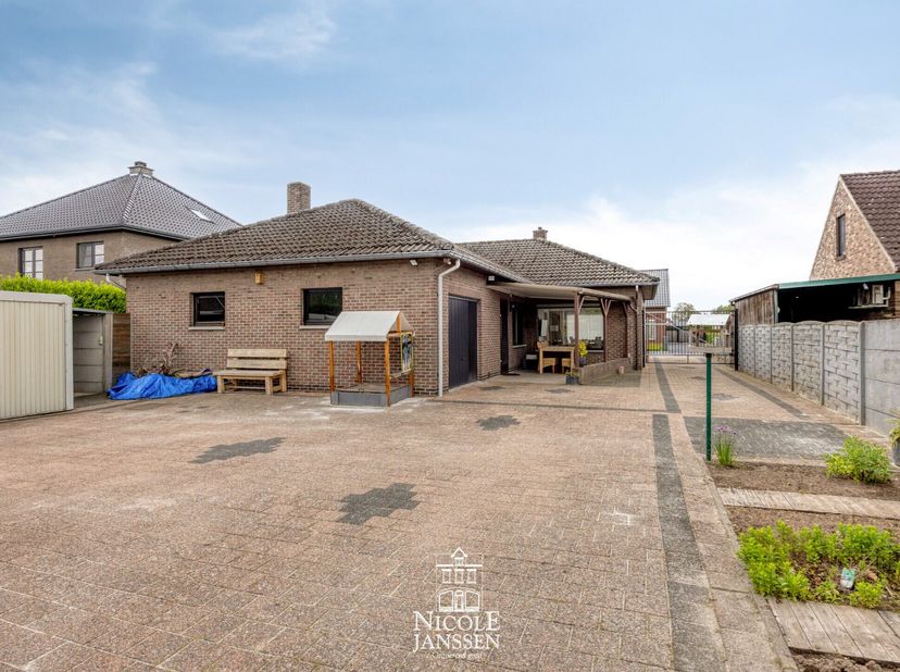 Deze verzorgde gezinswoning biedt het comfort van volledig gelijkvloers wonen en is instapklaar.<br />
Enkele troeven: conforme elektrische installati