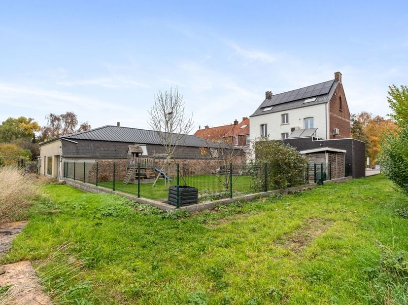 Maison bien située À RÉNOVER, avec à l’arrière une SALLE POLYVALENTE / SALLE DES FÊTES / ATELIER, accessible par une voirie arrière !<br />
<br />
DIS