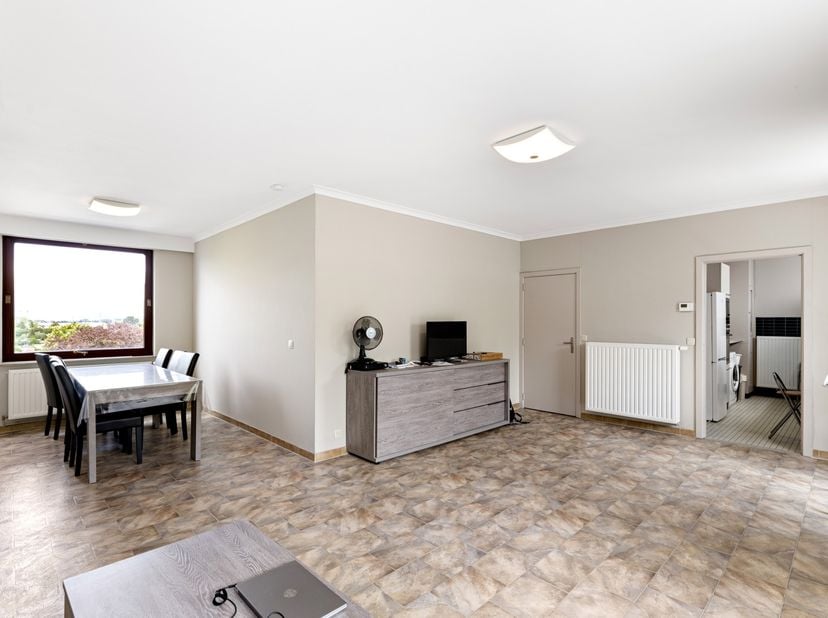 Instapklaar appartement gelegen op de 5de verdieping van een verzorgd residentieel gebouw met lift.<br />
<br />
Bij het betreden van het appartement