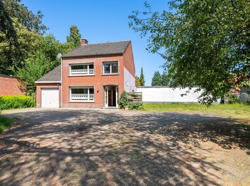 Deze vrijstaande, te renoveren woning is prima gelegen vlakbij het centrum van Kapellen. Winkels, scholen en het openbaar vervoer bevinden zich op wan