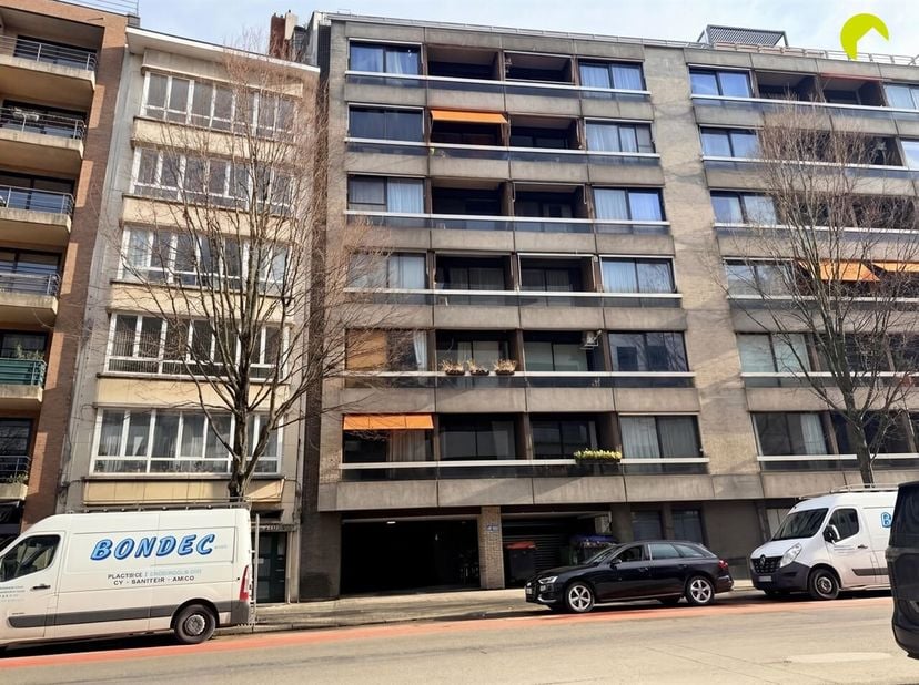 IN OPTIE!<br />
In Antwerpen in een veilige garage onder een appartementsgebouw vinden we deze autostaanplaats terug. <br />
De staanplaats, te bereik
