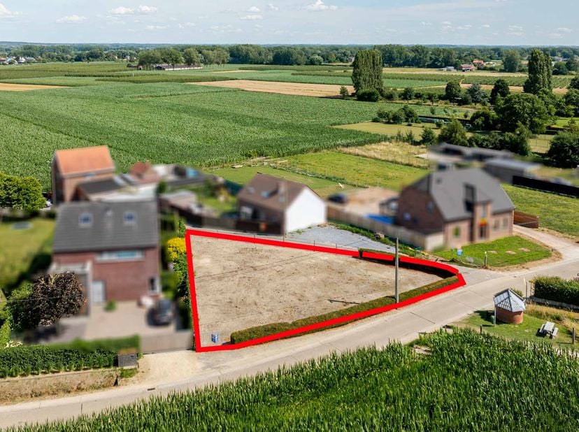 GUNSTIG GELEGEN BOUWGROND - OPEN BEBOUWING -<br />
Oppervlakte 05 a 95ca, conform opmetingsplan.<br />
Perceelscore (P-score) D: middelgrote kans op o