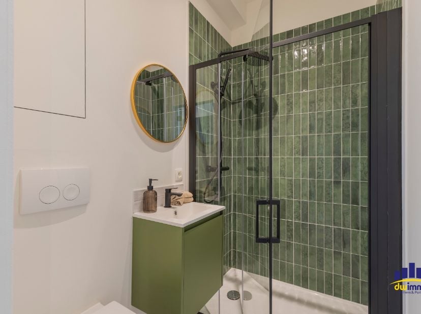 In het levendige Ledeberg, een deelgemeente van Gent, vindt u dit kleinschalige nieuwbouwproject bestaande uit 3 volledig nieuwe appartementen, elk me