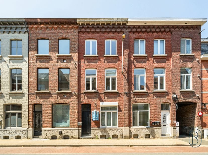 Karaktervolle herenwoning met 6 slaapkamers, zonnig terras en ingerichte zolder in het historisch centrum van Ronse!<br />
Bent u op zoek naar een rui