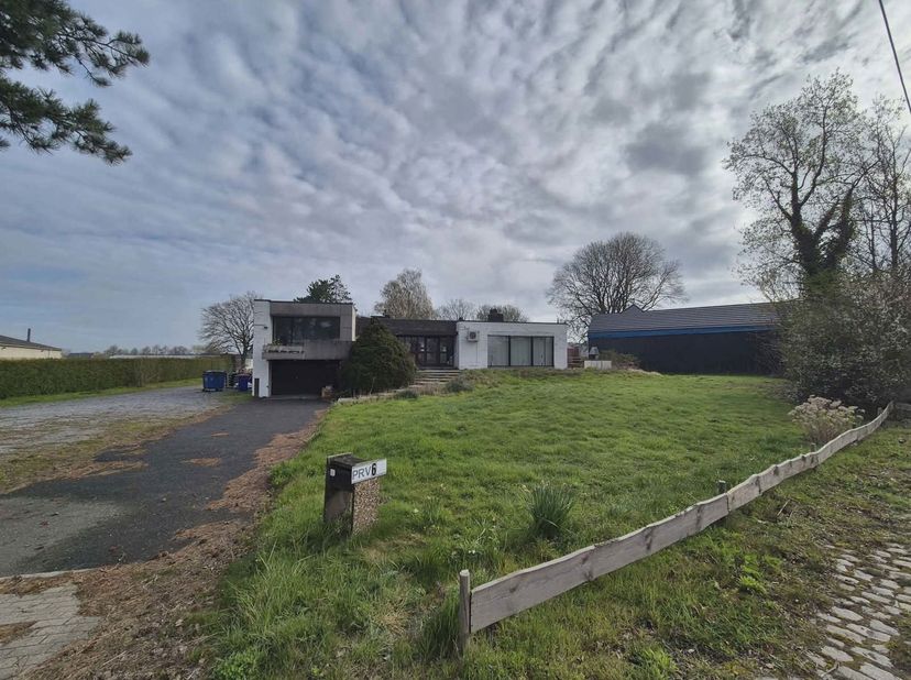 Ben je op zoek naar een ruim kantoorgebouw met extra opslagmogelijkheden en meer dan voldoende parking? Zoek niet verder! Dit pand gelegen op de Ouden