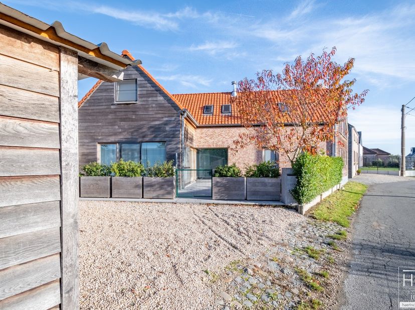 De ligging<br />
Deze knappe woning met bouwjaar 2013 is rustig en residentieel gelegen te Zingem, doch op kleine afstand van het centrum van Oudenaar