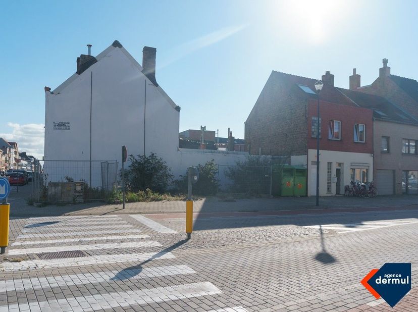 Terrain à construire situé à un coin commercial, Torhoutsesteenweg/Mariakerkelaan (17m5 x 4m5)
