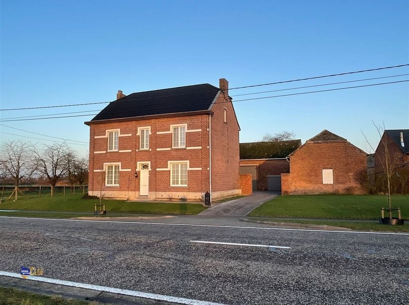 Karaktervolle vierkantshoeve met uitzonderlijk potentieel op toplocatie in het landelijke Rummen<br />
Bent u op zoek naar een eigendom waar wonen, o