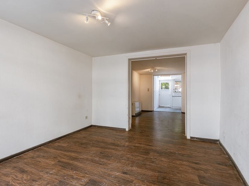 Ontdek dit gezellige gelijkvloerse appartement op een uitstekende ligging in de geliefde Holstraat, op wandelafstand van het historische centrum van G