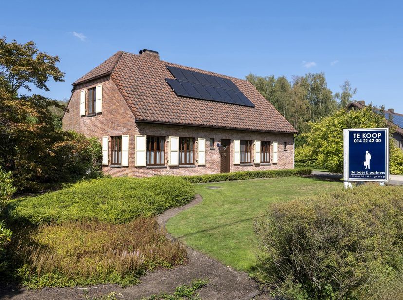 - WONING OP UNIEKE NATUURLOCATIE NABIJ NEDERLANDSE GRENS -<br />
Woning in villawijk, uitzonderlijk rustig en natuurlijk gelegen nabij de Postelbossen