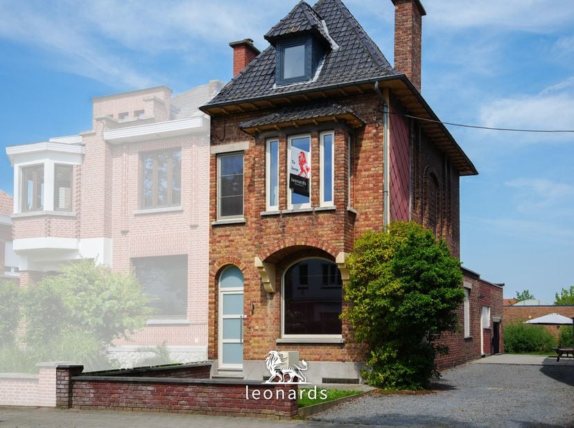 Deze charmante halfopen bebouwing is gelegen in de rustige Vredelaan. Op het gelijkvloers bevindt zich een diepe en lichtrijke woonkamer met PVC-ramen