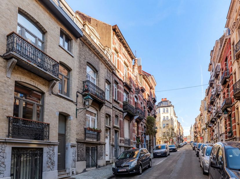 Victoire-Junot a le plaisir de vous présenter cette superbe maison bourgeoise, idéalement située à deux pas de la place Van Meenen et du parc de Fores