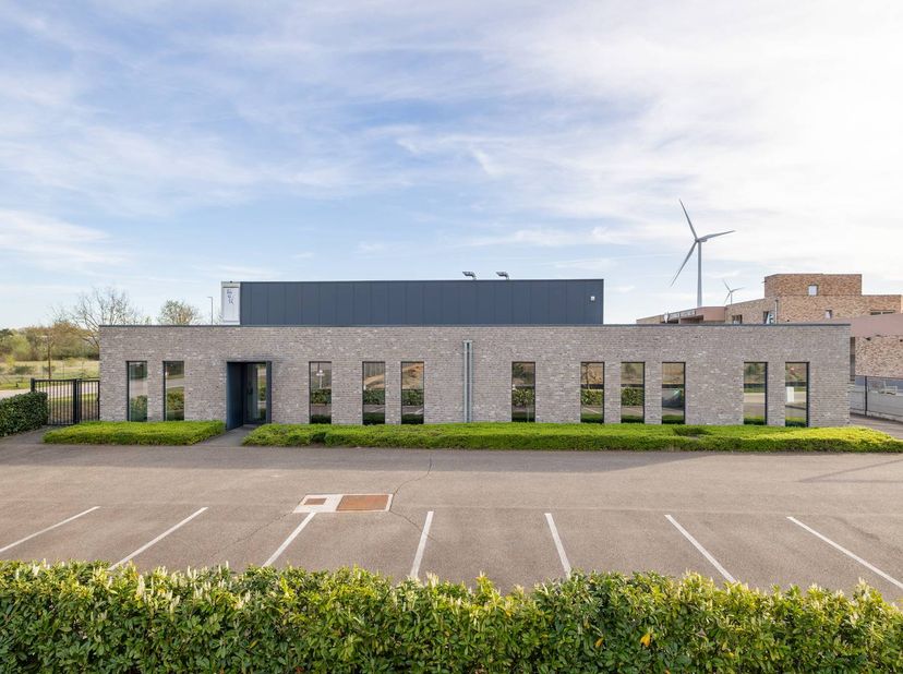 Ce bâtiment d'affaires situé à Vossenbergstraat 1 bénéficie d'un excellent emplacement dans un quartier moderne de PME à Dilsen-Stokkem. Le bâtiment a