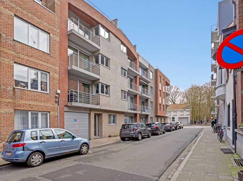 Op een uitstekende ligging aan het prachtige Rivierenhof bevindt zich dit verzorgd appartement (bouwjaar 2010) met zijdelings zicht op het park. Dankz
