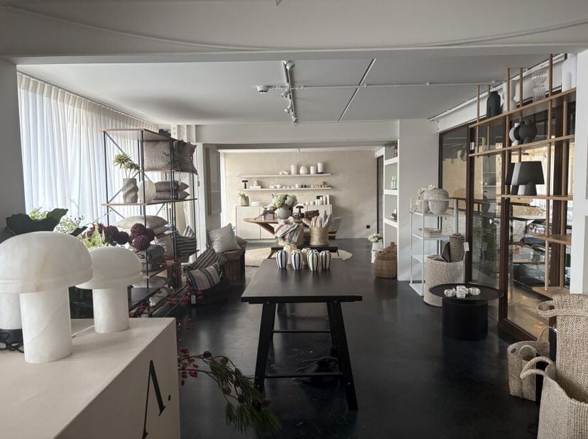 Dit bedrijfspand is gelegen aan de Huidevettersstraat in het centrum van Mechelen. Het gebouw omvat flexibele kantoorruimtes gevestigdin de Vleeshalle