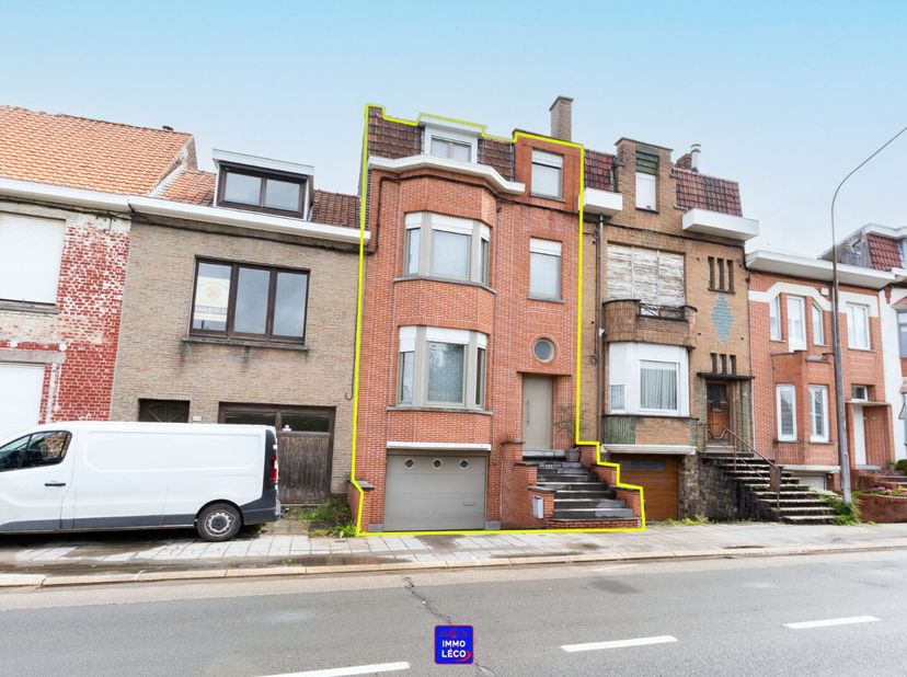 Dès lentrée, cette charmante maison familiale séduit par ses beaux volumes, sa luminosité et son excellent état dentretien. Idéalement située en centr