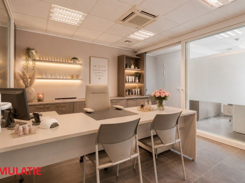 Instapklare handelsruimte van ca. 150 m² te koop in centrum van Waregem Bent u op zoek naar een professionele locatie voor uw onderneming? Deze instap