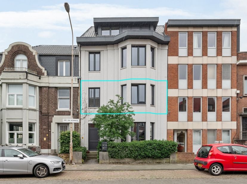 Welkom in dit lichtrijke appartement aan de Hof ter Schriecklaan in Berchem.<br />
Dicht bij de stad, maar toch rustig gelegen in het groen. <br />
GA