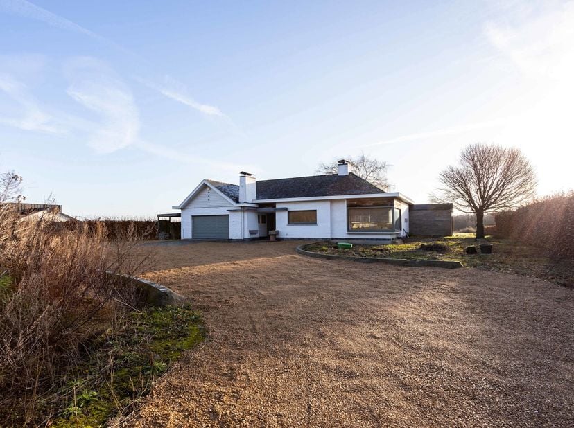 Droomt u ervan om te wonen te midden van de rustgevende natuur, omringd door groene weiden en de mogelijkheid om uw eigen paarden te verzorgen? Deze e