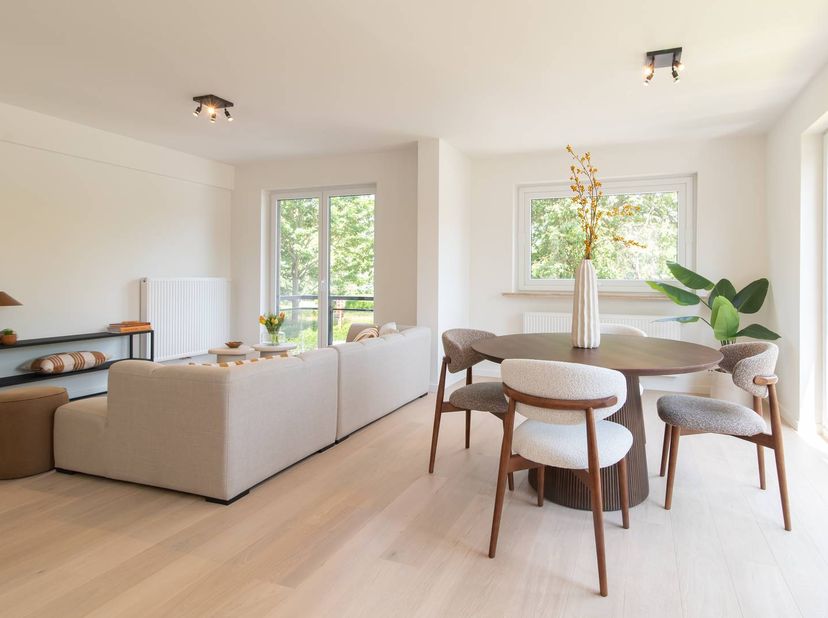 Prachtig gerenoveerd hoekappartement met twee slaapkamers te koop langs het Prinses Clementinaplein, in de residentie Wimbledon. Zee en strand liggen
