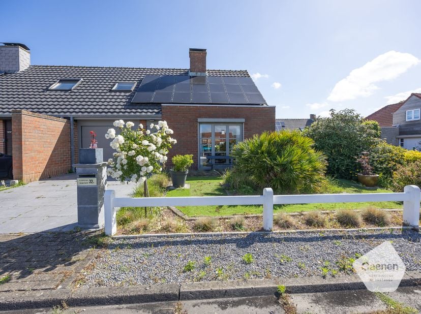 Gelegen in de aangename en rustige, doodlopende Noordstraat te Westende bevindt zich deze instapklare halfopen gezinswoning met een bewoonbare oppervl