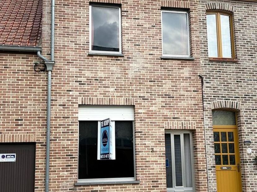 TE RENOVEREN WONING MET 3 KAMERS EN TUIN<br />
Vraagprijs : 175.000 euro<br />
Deze te renoveren woning is gelegen in een rustige doodlopende straat t
