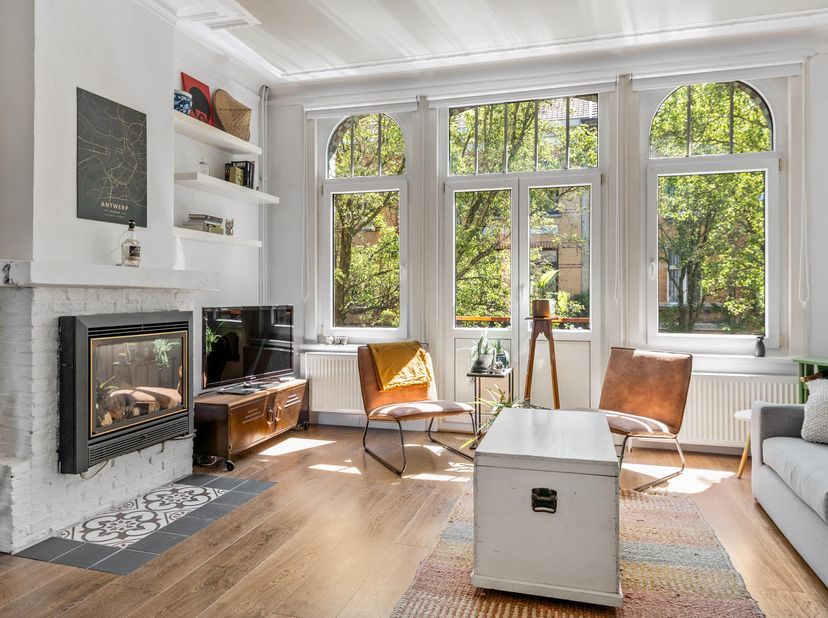 Deze hedendaagse herenwoning in Antwerpen combineert karakter met behoud van authentieke elementen, die haar een unieke uitstraling geven. Je betreedt